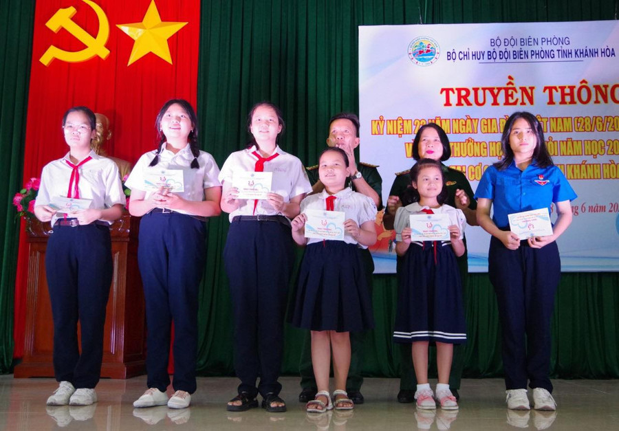 Nhiều học sinh đạt thành tích học tập xuất sắc, vươn lên khó khăn