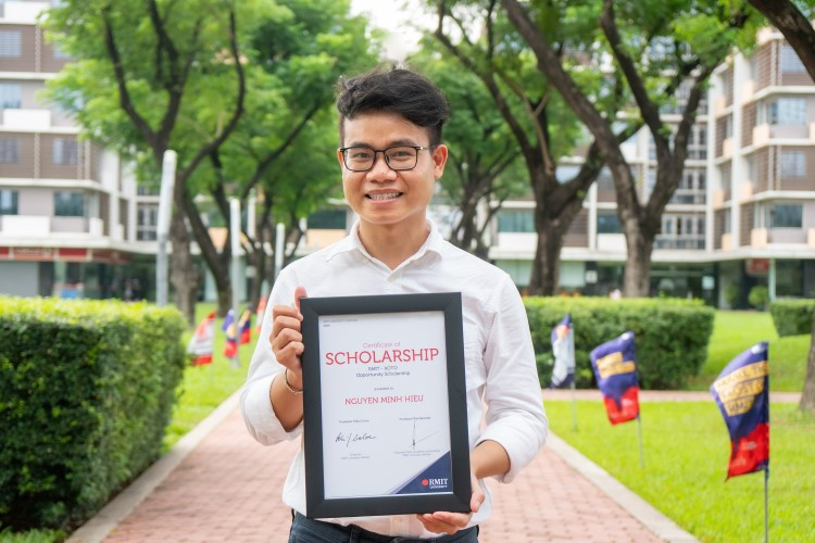 Hiếu nhận Học bổng Chắp cánh ước mơ Trường Đại học RMIT Việt Nam năm 2020.