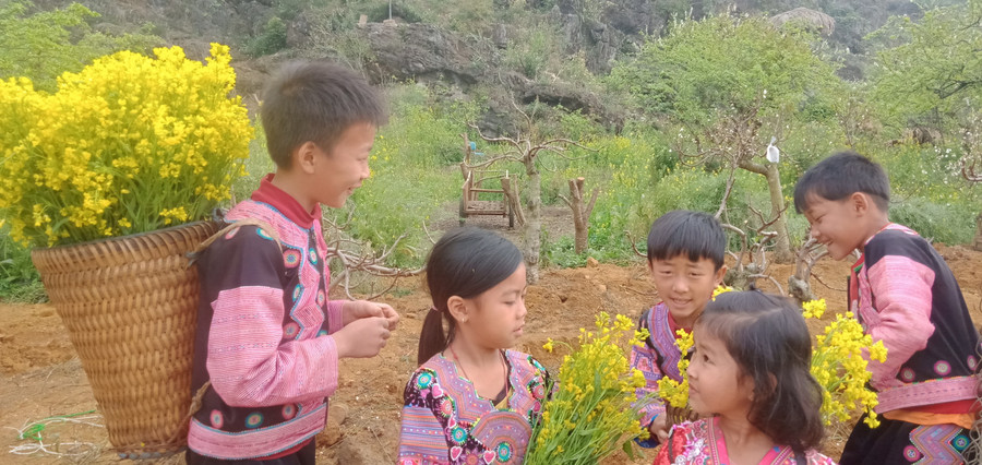 Các em ríu rít kể nghe câu chuyện người Mông đón Tết. Ảnh: Nguyên Hằng