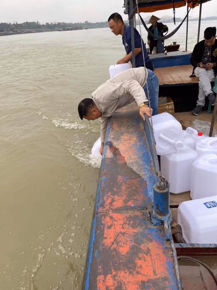 Lấy nước cầu may - nước thăng quan tại ngã ba Bạch Hạc (Phú Thọ).