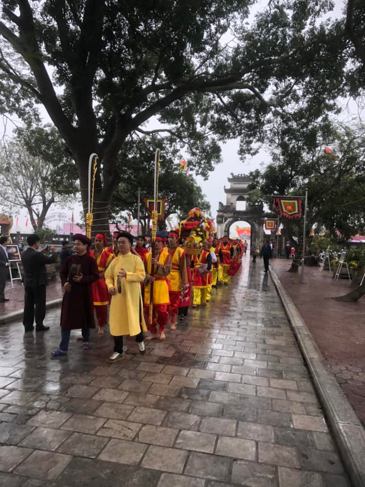 Tục lấy nước và rước nước tại đền Trần Thương (Hà Nam) mang ý nghĩa &apos;giữ vận nước cho đời sau&apos;.