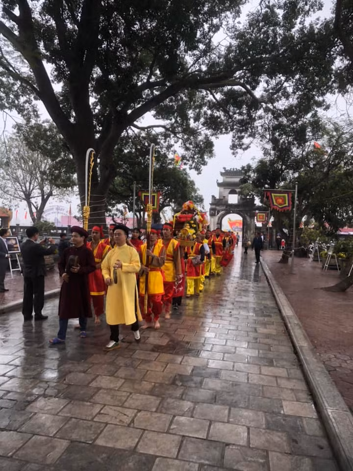 Tục lấy nước và rước nước tại đền Trần Thương (Hà Nam) mang ý nghĩa 'giữ vận nước cho đời sau'.