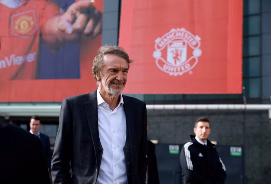 Tỷ phú Jim Ratcliffe trong lần đến thăm sân Man Utd. Ảnh: Reuters Tỷ phú Jim Ratcliffe trong lần đến thăm sân Man Utd. Ảnh: Reuters