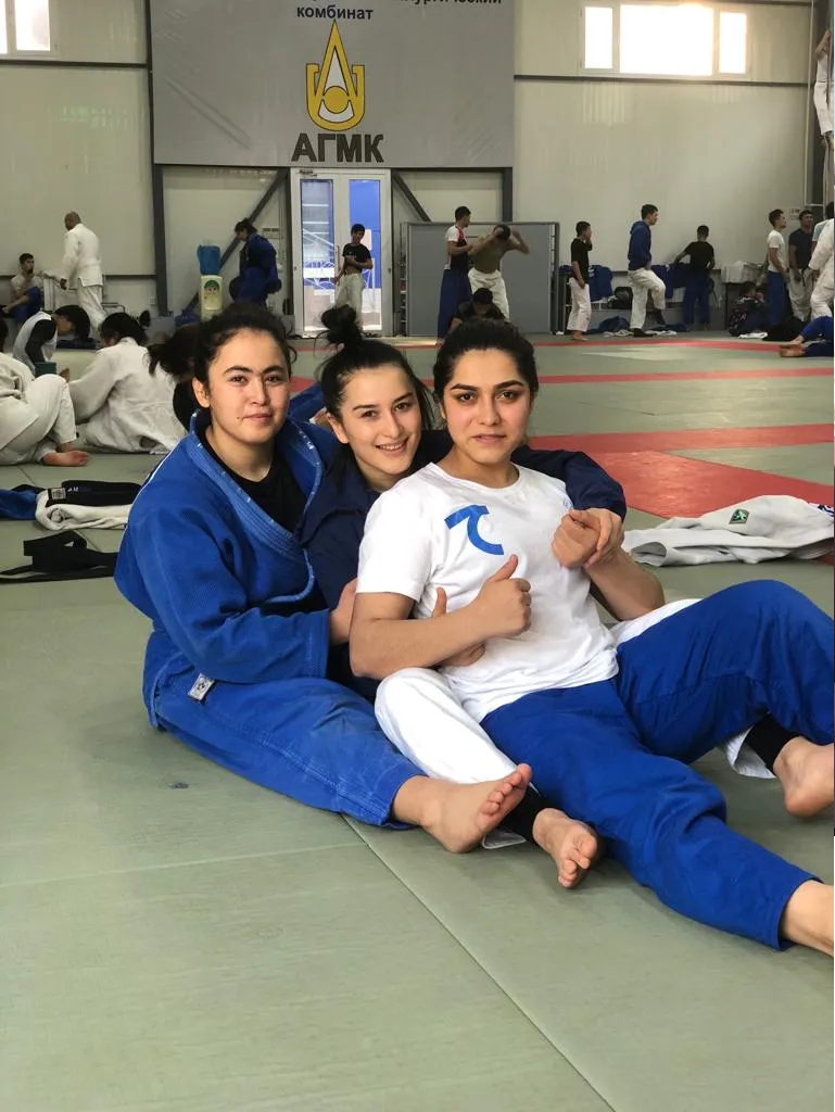 Farhad Hazrati nói chuyện với học viên của mình ở Afghanistan qua cuộc gọi video. Ảnh: Nils Adler/Al Jazeera Farhad Hazrati nói chuyện với học viên của mình ở Afghanistan qua cuộc gọi video. Ảnh: Nils Adler/Al Jazeera