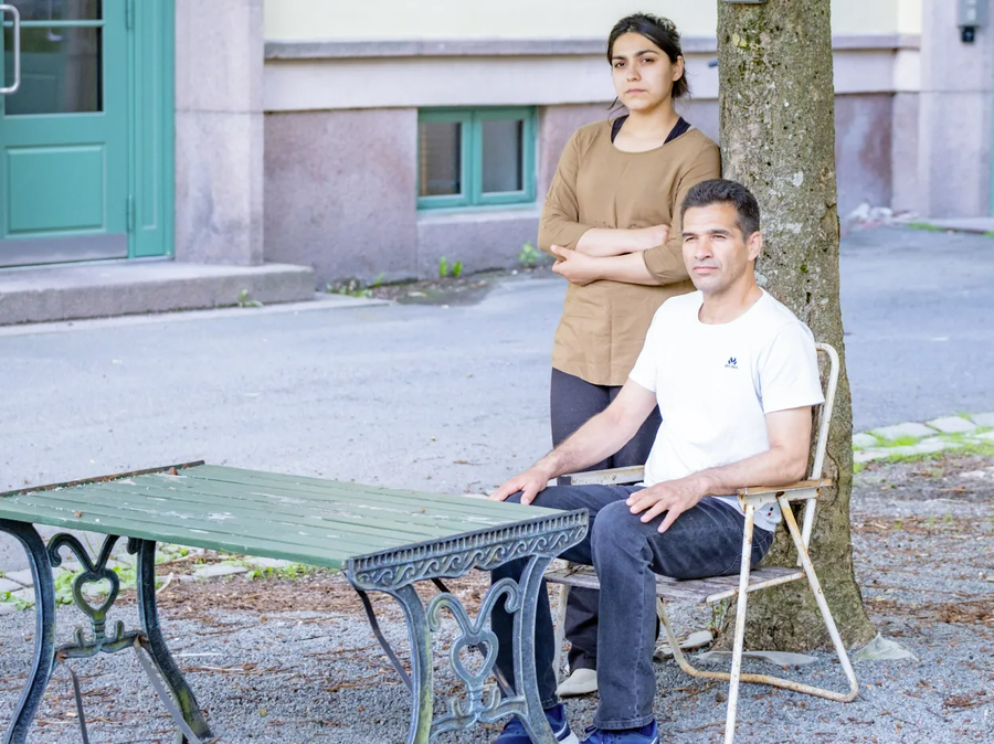 Farhad Hazrati và Qudsia Khalili (trái), bên ngoài căn hộ của cô ở Na Uy. Ảnh: Nils Adler/Al Jazeera Farhad Hazrati và Qudsia Khalili (trái), bên ngoài căn hộ của cô ở Na Uy. Ảnh: Nils Adler/Al Jazeera