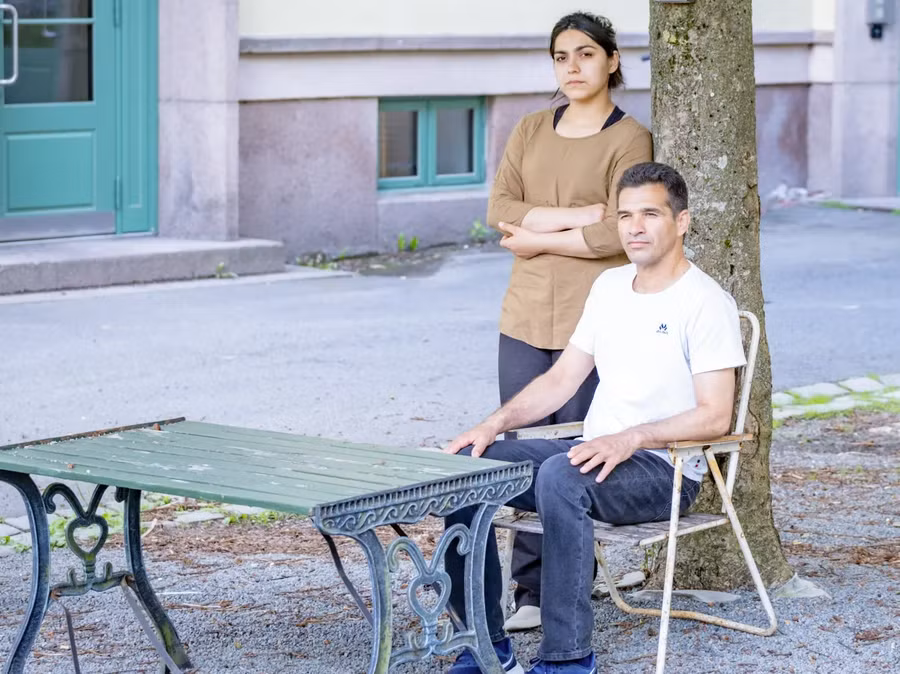 Farhad Hazrati và Qudsia Khalili (trái), bên ngoài căn hộ của cô ở Na Uy. Ảnh: Nils Adler/Al Jazeera