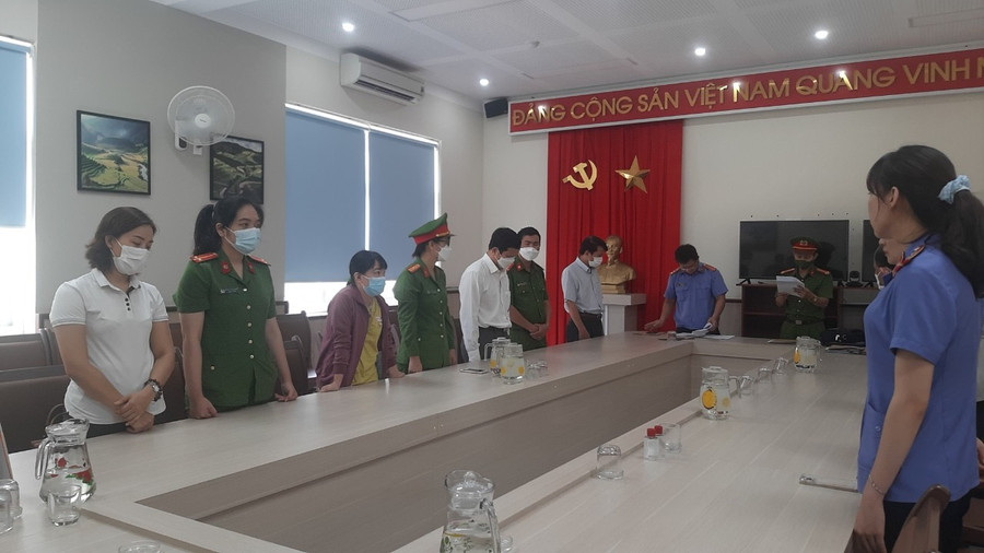 Cơ quan chức năng thi hành các quyết định tố tụng liên quan đến vụ án xảy ra tại CDC Đắk Lắk. Ảnh: TT Cơ quan chức năng thi hành các quyết định tố tụng liên quan đến vụ án xảy ra tại CDC Đắk Lắk. Ảnh: TT