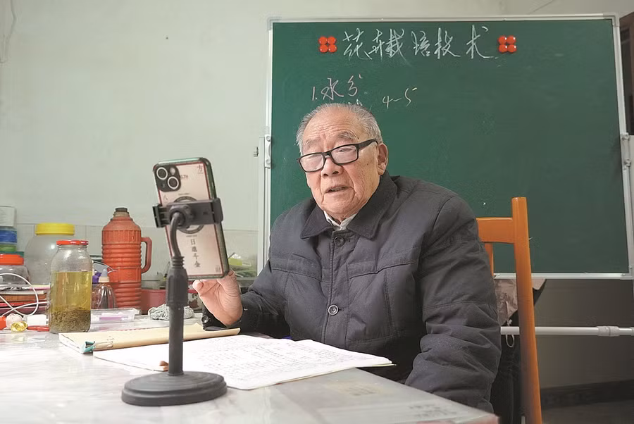 Cựu giáo viên Trung Quốc trở lại làm việc.