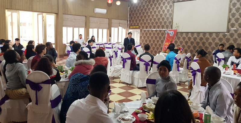 PGS.TS Hà Trần Phương - Phó Hiệu trưởng Trường ĐH Sư phạm chúc Tết các sinh viên quốc tế