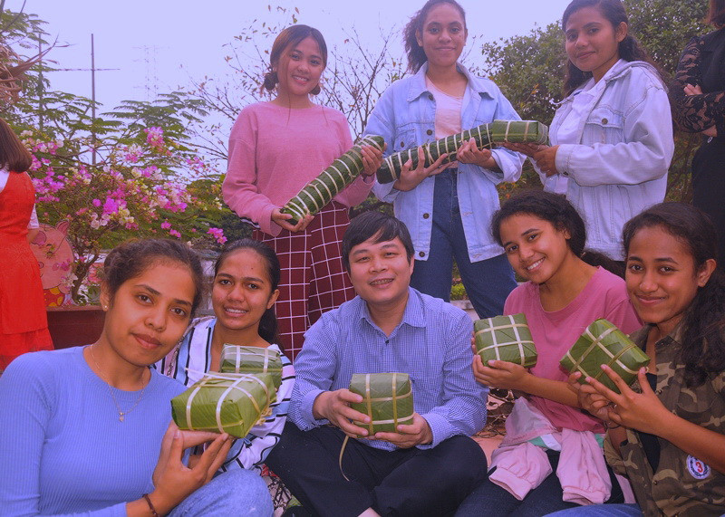 Sinh viên Khoa Quốc tế vui tươi với thành quả là những chiếc bánh chưng xanh