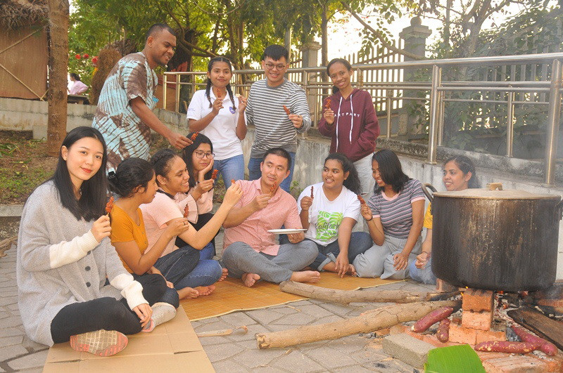 Thầy Trần Lưu Hùng – Phó Trưởng khoa Khoa Quốc tế cùng các em sinh viên quây quần bên nồi bánh chưng.