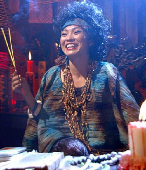 Ở tuyến nhân vật phụ, Phương Thanh hóa thân thành bà bói đồng bóng, ăn mặc lòe loẹt. Nét diễn tự nhiên của cô được khen ngợi. Vai diễn giúp giọng ca Trống vắng thắng giải Cánh Diều Vàng đầu tiên trong sự nghiệp. Johnny Tri Nguyen va dan sao 'Nu hon than chet' thay doi sau 12 nam hinh anh 16 thanh1.jpg