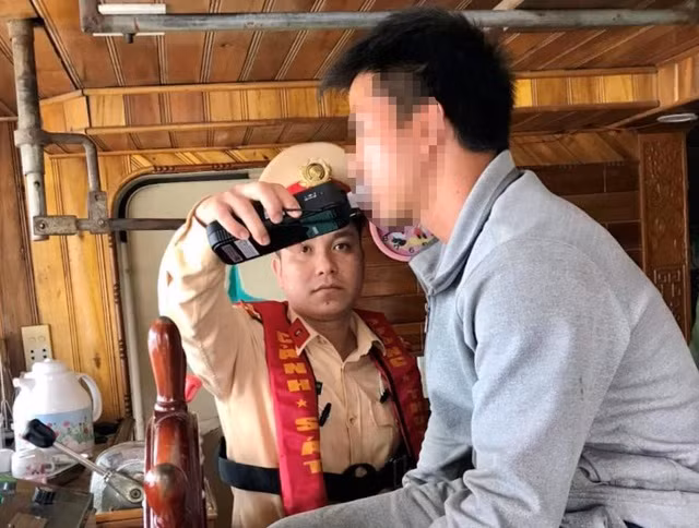 Thuyền trưởng bị phạt vì có nồng độ cồn lên đến… 3,7 mg/lít khí thở - 2