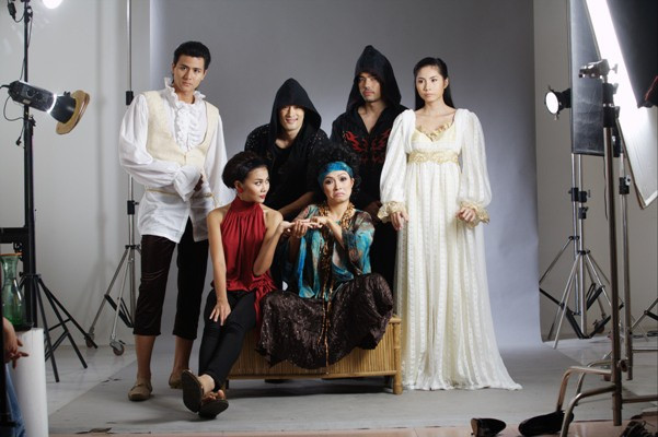 Tuy xuất hiện không nhiều nhưng Thủy Tiên trở thành điểm nhấn thú vị của phim với vai một nữ nghệ sĩ điệu đà (đồng thời là tình địch của An), dễ thương, cùng những câu thoại gây cười. Trước và sau Nụ hôn thần chết, Thủy Tiên tham gia trong các vai phụ ởĐẹp từng Centimet, Bỗng dưng muốn khóc, Ngôi nhà hạnh phúc... Johnny Tri Nguyen va dan sao 'Nu hon than chet' thay doi sau 12 nam hinh anh 13 nhtc2.jpg