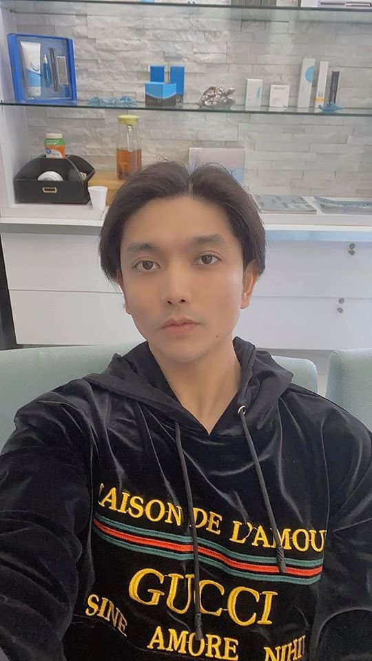 Giật mình hình ảnh khác lạ của Tim, nghi phẫu thuật thẩm mỹ ảnh 2 Tim xuất hiện với gương mặt khác lạ như vừa thẩm mỹ ảnh 2