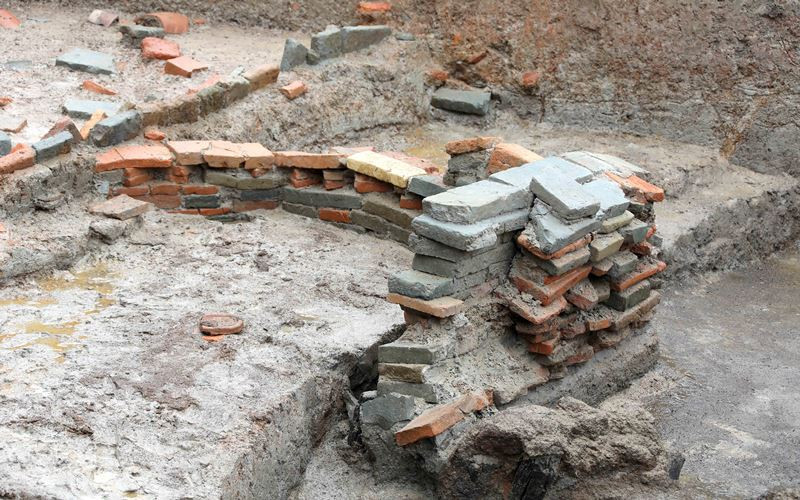 Dấu tích các lớp kiến trúc xếp chồng lên nhau chứng tỏ cung điện Hoa Lư được xây dựng từ trị sở cũ. Dấu tích các lớp kiến trúc xếp chồng lên nhau chứng tỏ cung điện Hoa Lư được xây dựng từ trị sở cũ.