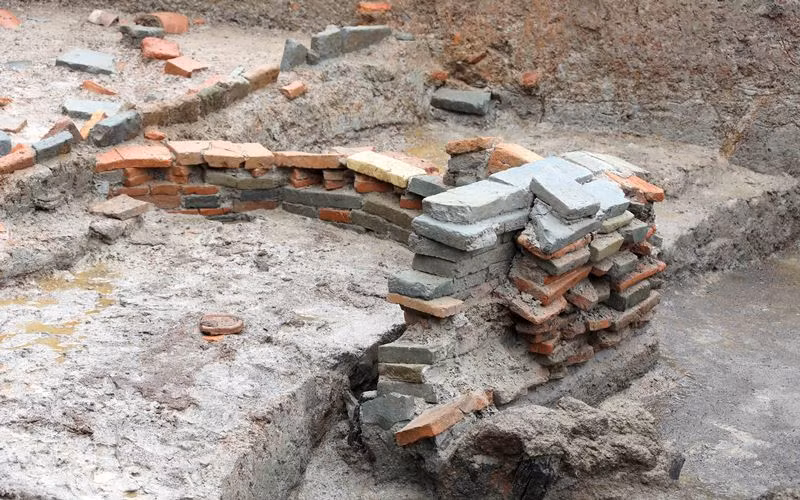 Dấu tích các lớp kiến trúc xếp chồng lên nhau chứng tỏ cung điện Hoa Lư được xây dựng từ trị sở cũ.