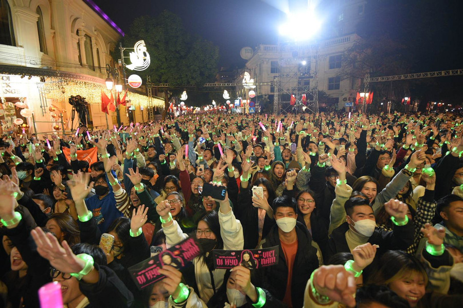 Người dân Thủ đô chào mừng năm mới 2023 tại khu vực phố đi bộ hồ Hoàn Kiếm. Người dân Thủ đô chào mừng năm mới 2023 tại khu vực phố đi bộ hồ Hoàn Kiếm.