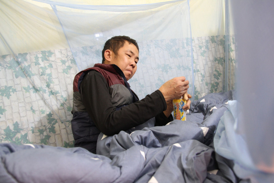 Hoàn cảnh khiến bà Ninh và ông Nguyên phải trọ cùng nhau để giúp đỡ nhau những lúc khốn khó. Hoàn cảnh khiến bà Ninh và ông Nguyên phải trọ cùng nhau để giúp đỡ nhau những lúc khốn khó.