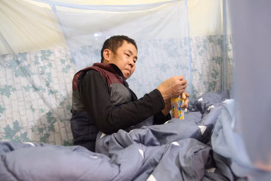 Hoàn cảnh khiến bà Ninh và ông Nguyên phải trọ cùng nhau để giúp đỡ nhau những lúc khốn khó.