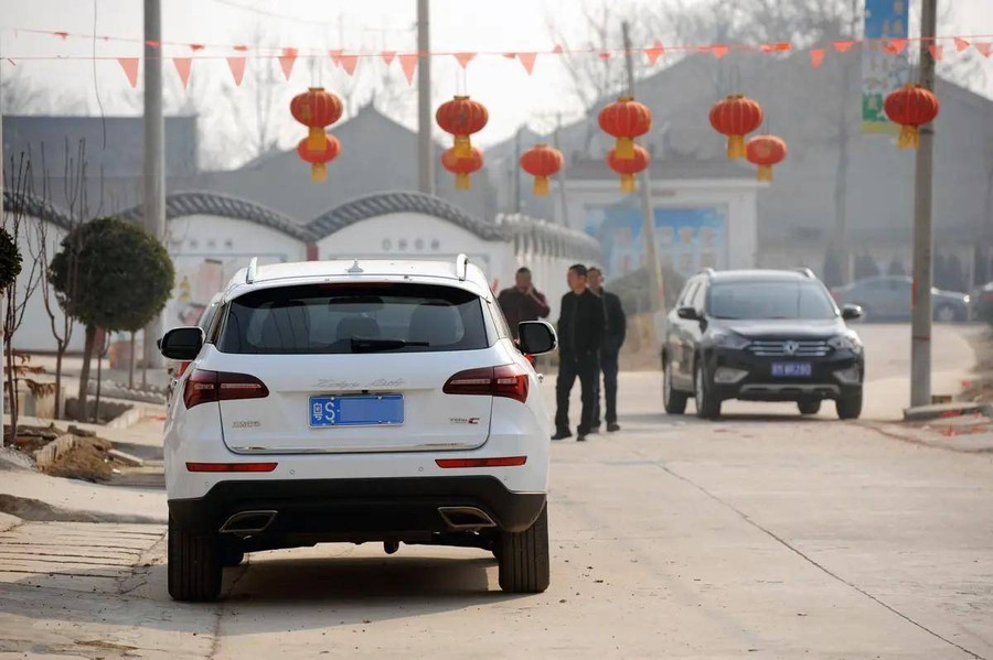 Ngày Tết, đường làng ở Trung Quốc đầy xe sang chạy. Ảnh: Sohu.com Ngày Tết, đường làng ở Trung Quốc đầy xe sang chạy. Ảnh: Sohu.com