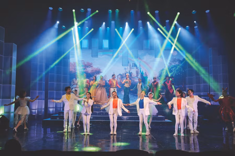 Công diễn chương trình ca nhạc, hài kịch 'Giấc mơ hạnh phúc'