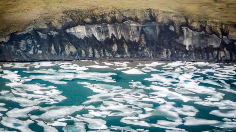 Mỗi năm, có khoảng 128 tấn CO2 và 4,8 tấn khí metan thoát ra từ lớp băng vĩnh cửu.