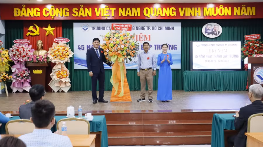 Đại diện đơn vị chúc mừng nhà trường