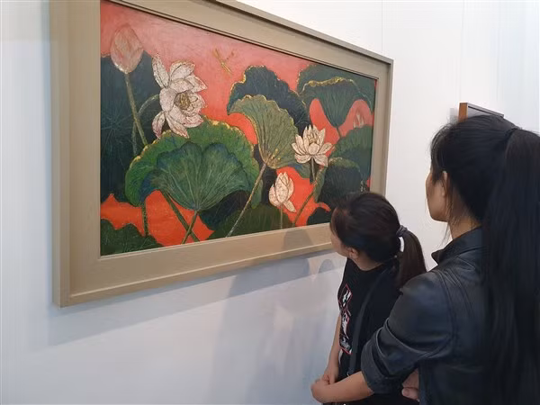 Công chúng rất yêu thích các bức họa sơn mài của hoạ sĩ Chu Mạnh Chấn.