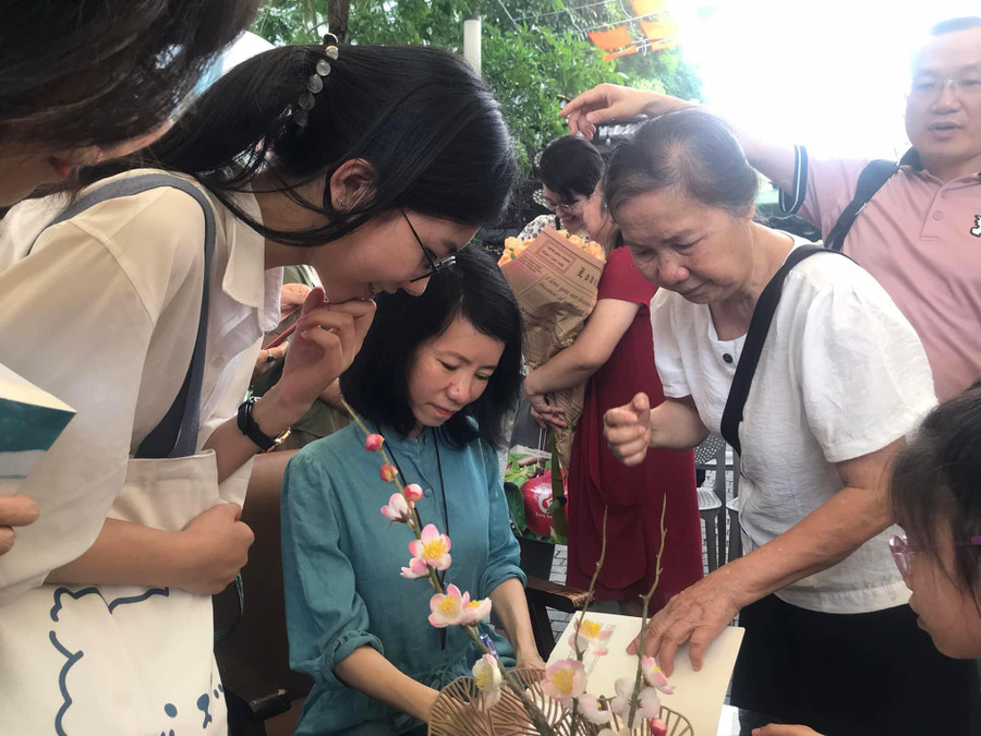 Dịch giả Nguyễn Bích Lan ký tặng sách trong buổi ra mắt tác phẩm dịch &apos;Sống mãnh liệt&apos;. Ảnh: NVCC