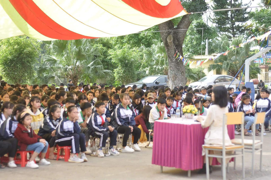 Dịch giả, nhà văn Nguyễn Bích Lan trò chuyện với học sinh Trường Tiểu học và THCS Lương Tài (Văn Lâm, Hưng Yên). Ảnh: NVCC