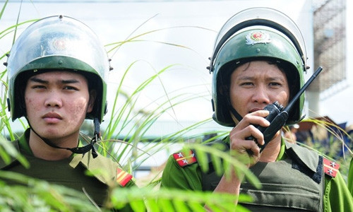 Cảnh sát 113 vây bắt khách đi xe xù tiền (2)