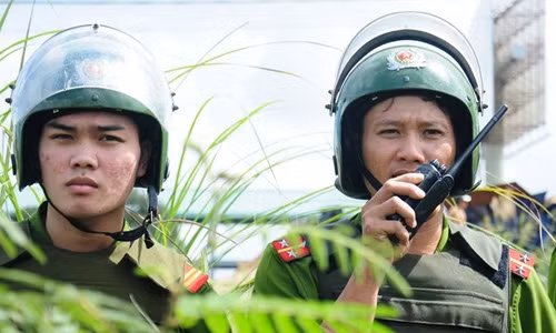 Cảnh sát 113 vây bắt khách đi xe xù tiền (2)