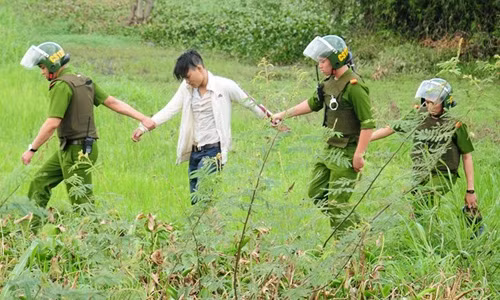 Cảnh sát 113 vây bắt khách đi xe xù tiền (7)