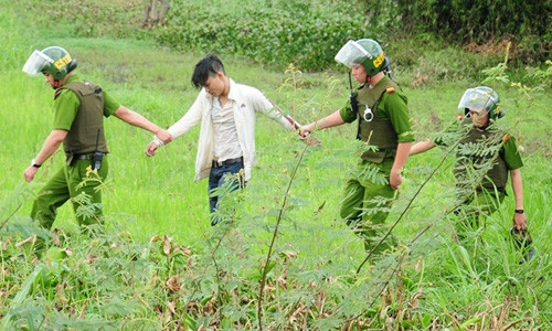 Cảnh sát 113 vây bắt khách đi xe xù tiền (7)