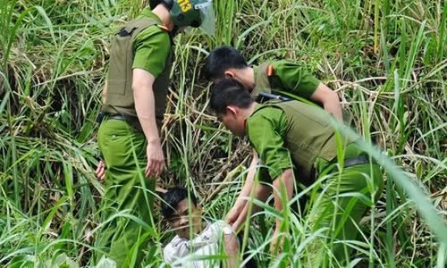 Cảnh sát 113 vây bắt khách đi xe xù tiền (5)