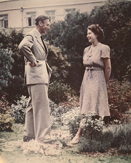 Vua George VI bên con gái lớn, Công chúa Elizabeth. Ảnh: Hello Magazine buc-thu-vua-cha-gui-nu-hoang-elizabeth-ii-vao-ngay-cuoi