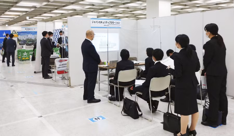 Sinh viên Nhật Bản tham gia hội chợ việc làm năm 2020.