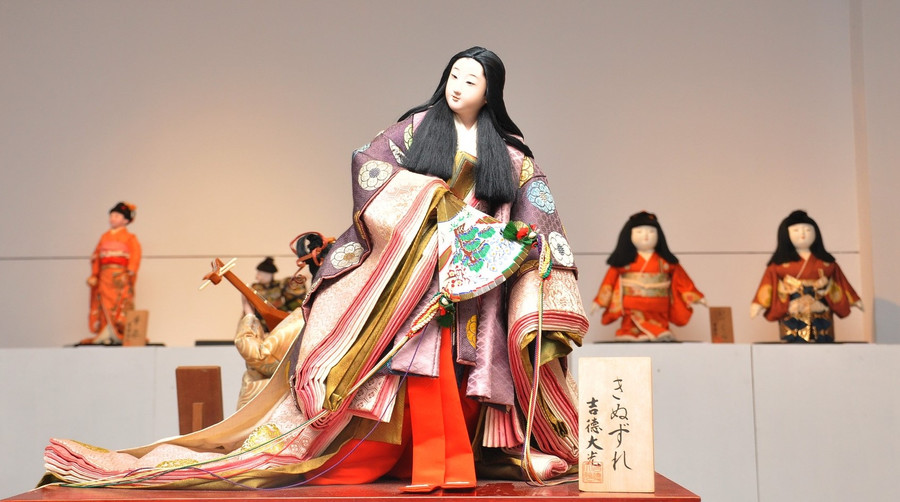 'Sột soạt xiêm y'. 'Sột soạt xiêm y'.