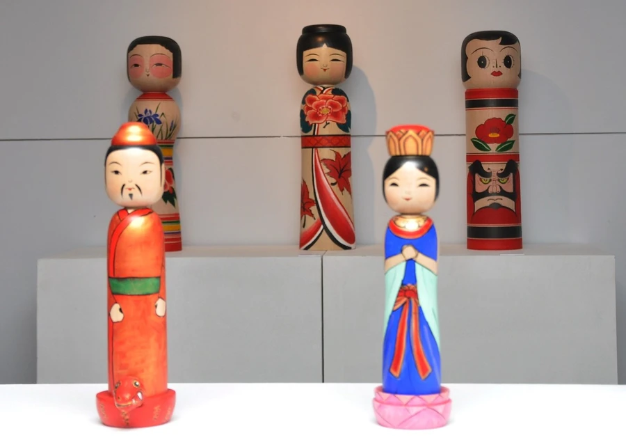 Búp bê Kokeshi phỏng theo trò 'Sự tích hồ Gươm' (trước) và 'Bát tiên' (sau) của múa rối nước Việt Nam.