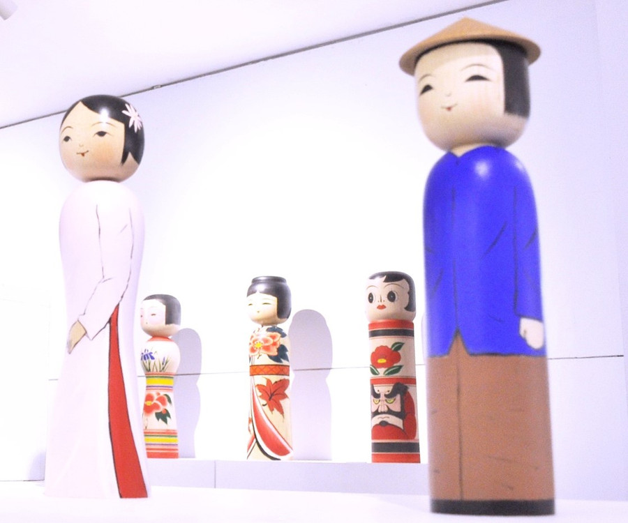 Búp bê Kokeshi phỏng theo trang phục Việt Nam. Búp bê Kokeshi phỏng theo trang phục Việt Nam.