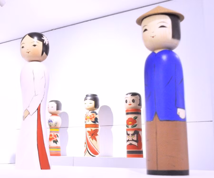 Búp bê Kokeshi phỏng theo trang phục Việt Nam.