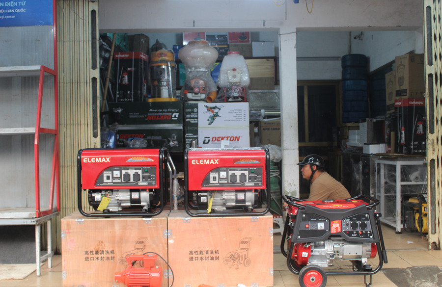 Cửa hàng trưng bày máy phát điện trên đường Trần Phú (TP Thanh Hóa).