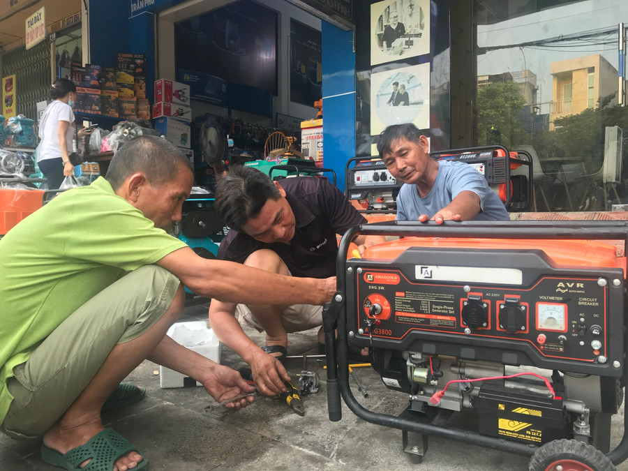 So với máy phát điện chạy bằng xăng, loại máy phát chạy bằng dầu được nhiều khách hàng ưa chuộng dù giá thành cao.