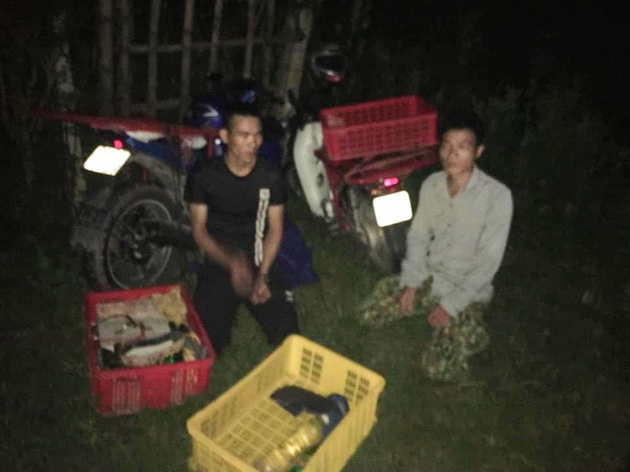 Hai đối tượng bị lực lượng chức năng tỉnh Hoà Bình bắt giữ trong quá trình chích điện bắt giun đất trái phép.