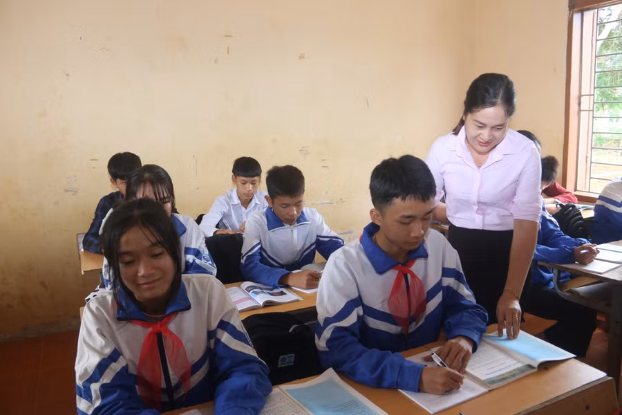 Hiện một số giáo viên đang gặp vướng mắc, bất cập về quá trình thăng hạng bậc lương.