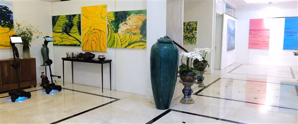 Không chỉ bán tranh dành tiền làm thiện nguyện, Xèo Chu còn muốn thế giới biết đến hội họa Việt Nam.