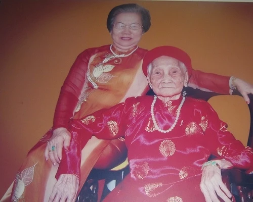 Bà Tin chụp hình cùng cụ Đôn thời điểm cụ Đôn ở tuổi 108.