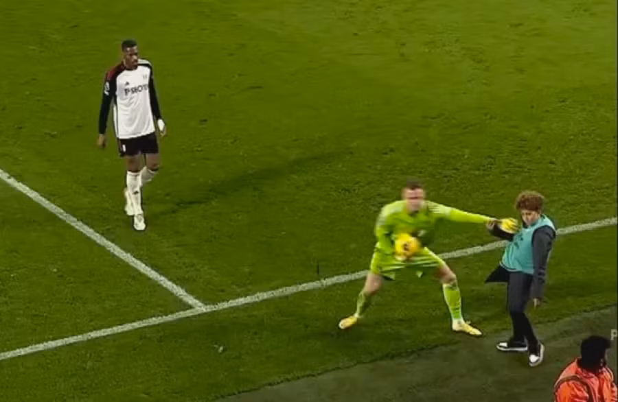 Cựu thủ thành Arsenal đẩy cậu bé suýt ngã và hành động của anh khiến cổ động viên phẫn nộ.