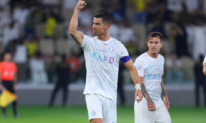Ronaldo ăn mừng sau khi ghi bàn cho Al Nassr vào lưới Al Ittihad tối 26/12.